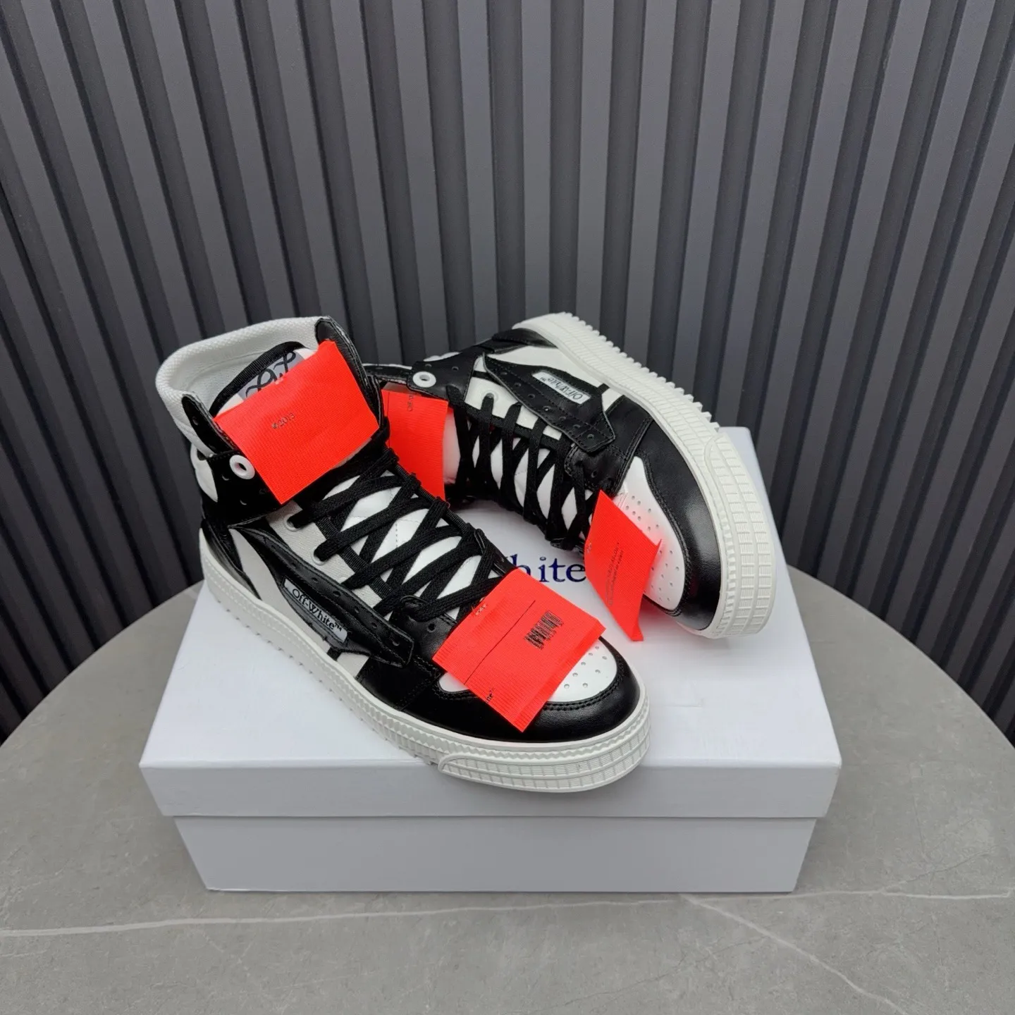 Men's shoes💰740 OFF WHITE ⚡️Couple style⚡️The latest spring style street casual shoes, released with the highest quality version on the market👊Series original mold opening, original lasting, production technology 1:1 original version➰🔜The best choice for more and more celebrities and Internet celebrities🔸In the classics Changes in the code🔸Innovate in the trend🔸Strive to break away from the shackles of bad street design🔝Although he is not the originator of fashion design, he is definitely a shining dark horse in avant-garde design🐴🆙Do not follow the trend🔅Not universal beauty🔅 Fabric💯First-layer cowhide Lining💯Imported skin-friendly and environmentally friendly polyester mesh Foot pads💯Original molded high-elastic environmentally friendly molding pads Midsole💯Made with original last-last technology Outsole💯Rubber outsole Packaging💯Official website synchronizes full set of packaging (brand wrapping paper, brand certificate, brand cloth bag) Code numbers 35-44, 45 46 Customized